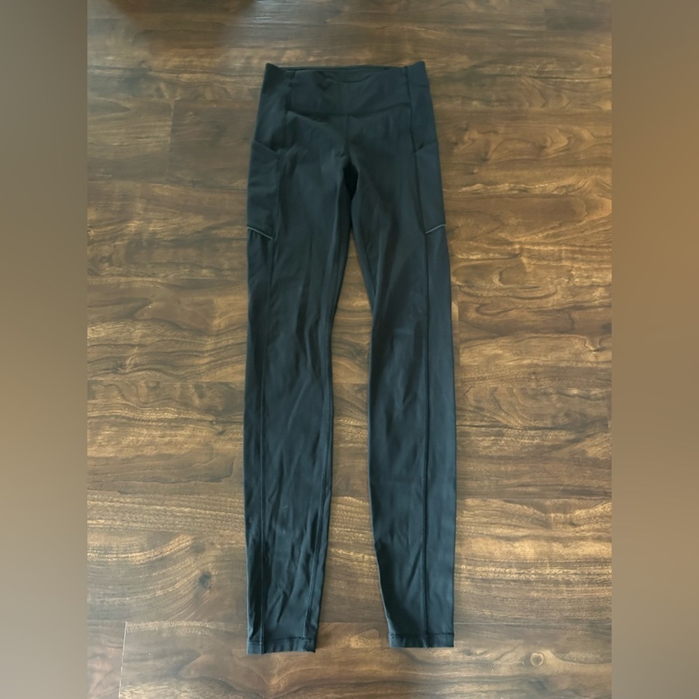 Lululemon Speed Up Tight Tall 31"  
Black 
Size 4 Tall